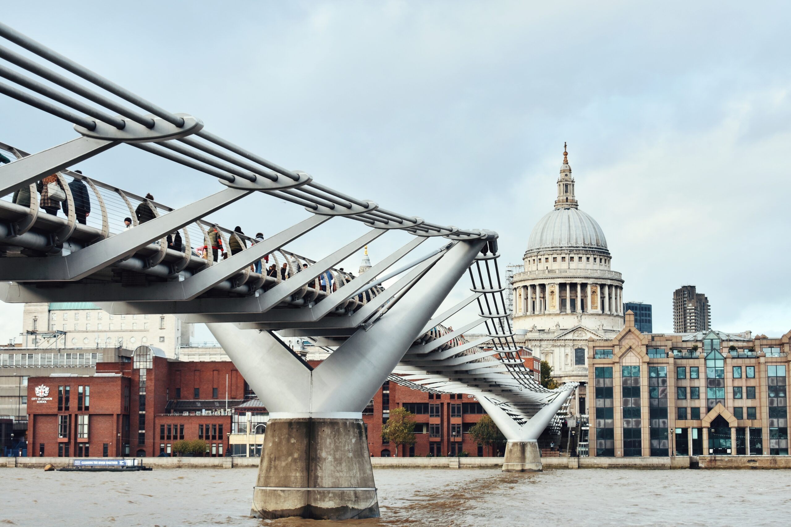 Millenium Bridge Londyn - Happy Tours - Wycieczki po UK, spacery tematyczne